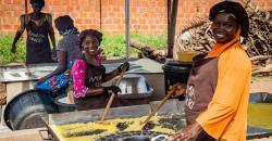 African women processing garri locally